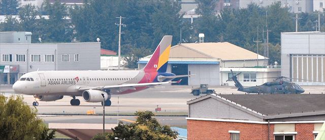 K2 군공항과 통합이전이 추진 중인 대구공항 계류장에 민항기와 군용 헬기가 서 있다. 뉴시스