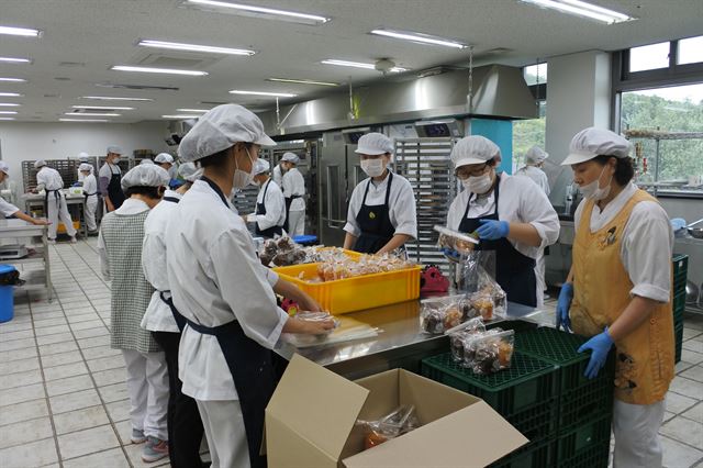 숲베이커리는 반죽팀, 성형팀, 오븐팀, 포장팀 각각 전담팀으로 구성되어 작업을 진행한다.