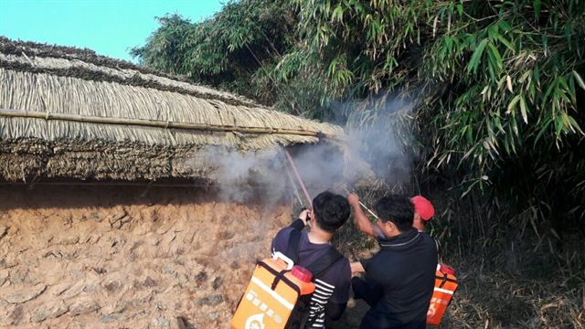 18일 전남 신안군 하의도 고 김대중 대통령 생가에서 화재가 발생하자 주민과 의용소방대원들이 진압하고 있다. 신안군 제공