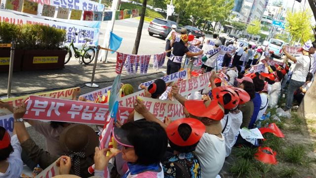 대전예지중ㆍ고 학생 및 교사 비대위와 정상화추진위는 18일 대전시교육청 앞에서 집회 를 갖고 청문 과정 공개와 재단 퇴출 등을 촉구했다. 예지중ㆍ고정상화추진위 제공