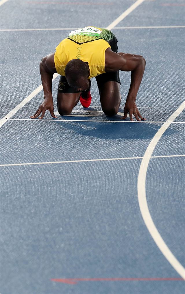 19일 (한국시간) 브라질 리우데자네이루 마라카낭 올림픽 주경기장에서 열린 육상 남자 200m 결승 경기에서 19초 78의 기록으로 우승한 자메이카 우사인 볼트가 6번레인에 키스를 하고 있다. 리우=올림픽사진공동취재단