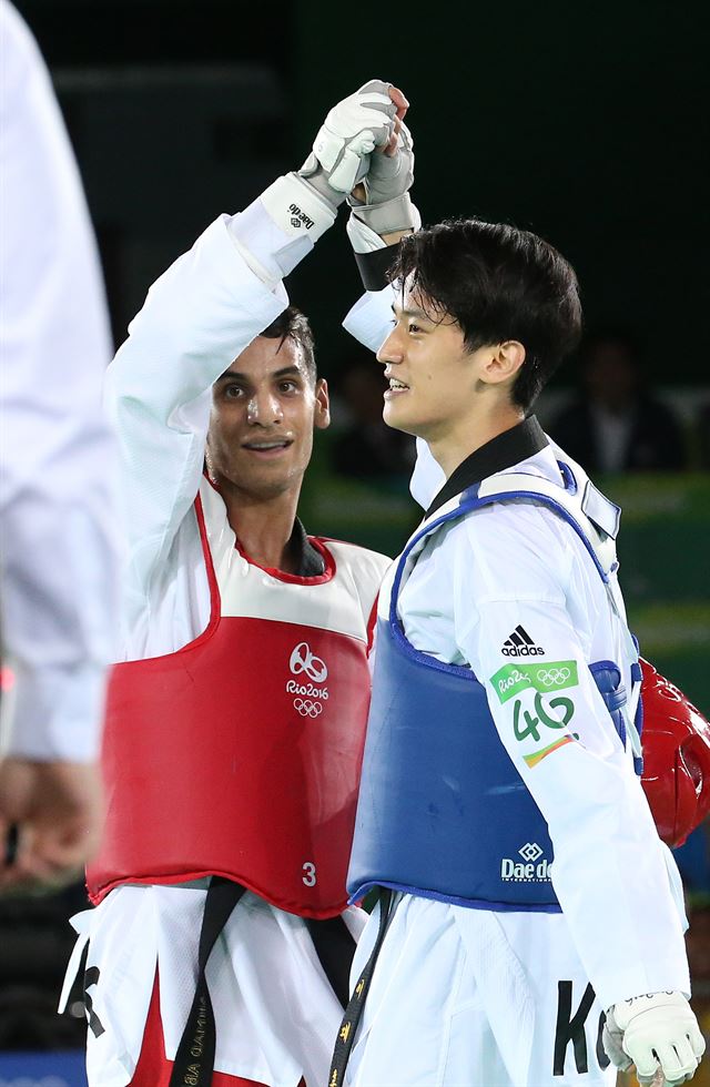 19일(한국시간) 리우데자네이루 카리오카 아레나 경기장에서 태권도 남자 68kg 경기에 출전한 이대훈이 요르단 아흐마드 아부가우시와 8강전에서 패했다. 최선을 다한 이대훈이 상대 선수의 손을 들어주고 있다. 리우=올림픽사진공동취재단