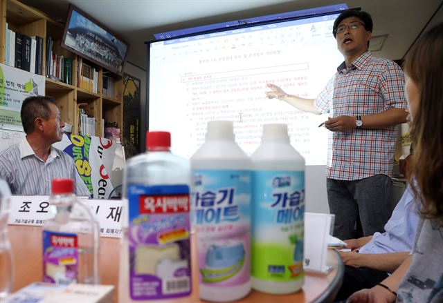 최예용(오른쪽) 환경보건시민센터 소장이 19일 오전 서울 종로구 환경보건시민센터에서 '가습기살균제피해자와 가족모임'과 함께 기자회견을 열고 전날 정부가 발표한 제3차 가습기살균제 피해판정의 문제점을 지적하고 있다. 연합뉴스