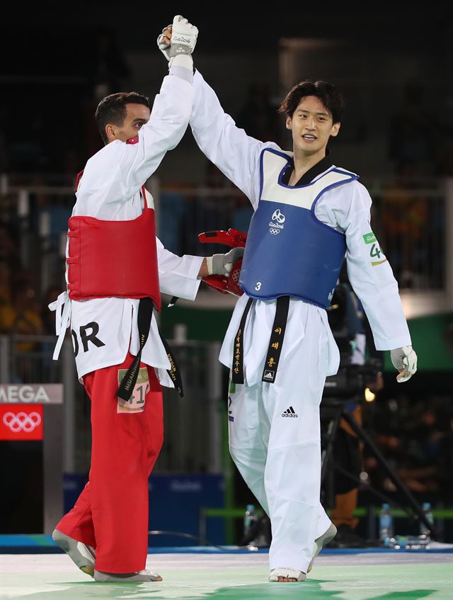 한국 태권도의 간판 이대훈이 18일 오후(현지시간) 브라질 리우데자네이루 올림픽파크 카리오카 아레나3에서 열린 2016 리우올림픽 태권도 남자68㎏급 8강전에서 패한 뒤 상대인 아흐마드 아부가우시(요르단)의 손을 들어주고 있다. 연합뉴스