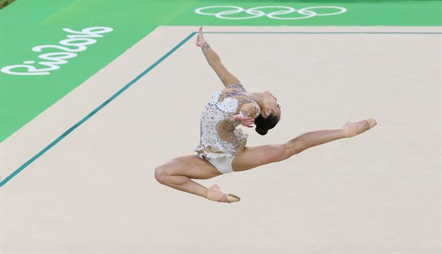 손연재가 19일 오전(현지시간) 브라질 리우데자네이루 바하 리우올림픽 경기장에서 열린 리듬체조 예선전에서 볼 연기를 하고 있다.리우=올림픽사진공동취재단