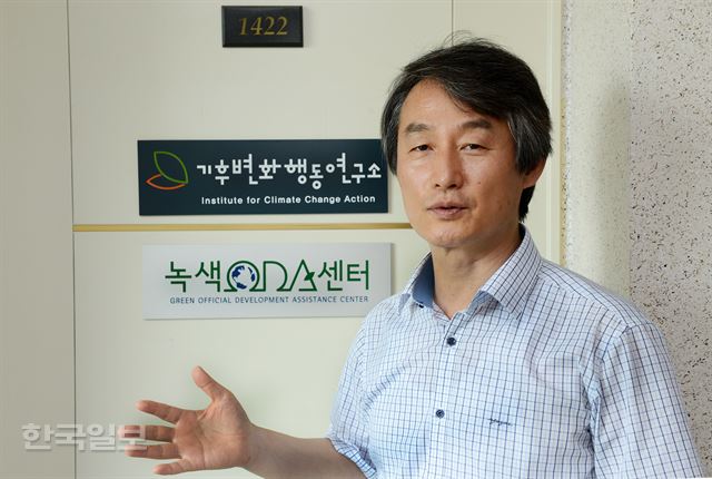 서울시 에너지정책 ‘원전하나줄이기’의 실행위원장을 맡고 있는 안병옥 기후변화행동연구소장은 “시민이 에너지 생산자로 적극 나서 서울을 에너지 절약과 현명한 이용이 체화된 도시로 만드는 게 원전하나줄이기의 궁극적 목표”라고 말했다. 신상순 선임기자 ssshin@hankookilbo.com