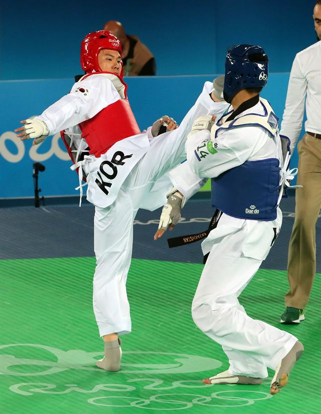 차동민이 21일 오전(한국시간) 브라질 리우데자네이루 바하 카리오카3 경기장에서 열린 태권도 80kg 초과급 패자부활전에서 발차기로 카자흐스탄의 루슬란 자파로프의 얼굴을 공격하고 있다. 차동민은 이날 자파로프를 15-8로 꺾고 동메달 결정전에 진출했다. 리우=올림픽사진공동취재단