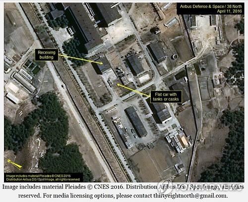 미국의 북한전문매체 '38노스'가 4월 공개한 북한 영변 핵단지의 재처리시설 주변에서 새로 나타난 활동 모습. 오른쪽 아래 노란 화살표가 가리키는 부분이 화물이 실린 무개화차다. [에어버스 디펜스 앤드 스페이스·38노스 공동 제공=연합뉴스 자료사진]
