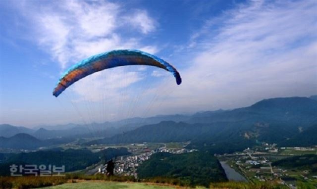 패러글라이딩 활강이륙 장면.한국일보 자료사진 /2016-08-21(한국일보)