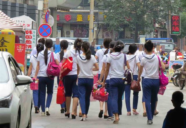 지난 19일 중국 선양의 코리아타운 시타에서 북한 식당 종업원들이 이동하고 있다.