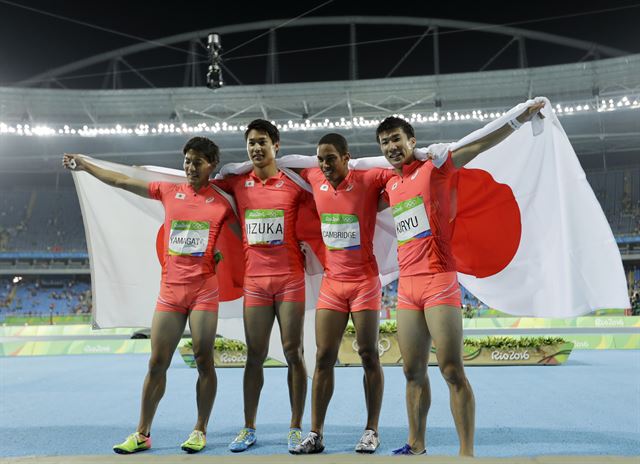 일본 남자 육상 400m 계주 선수들이 20일(한국시간) 브라질 리우데자네이루 마라카낭 올림픽 스타디움에서 열린 400ｍ 계주 결선에서 은메달을 차지한 뒤 일장기를 펼치며 세리머니를 하고 있다. 리우=AP 연합뉴스