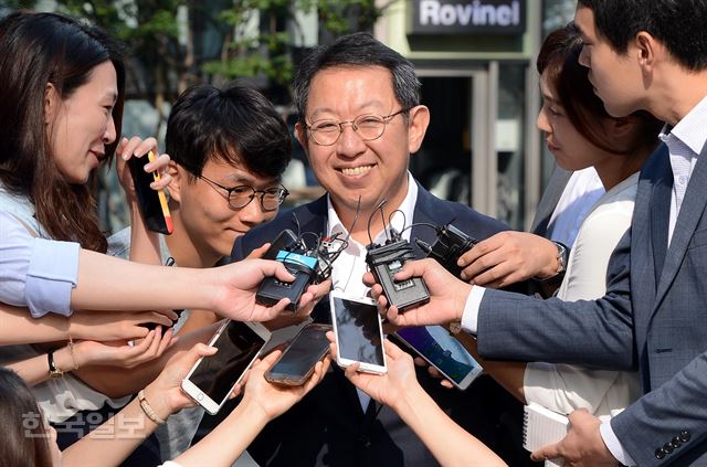 22일 오전 서울 종로구 청진동 사무실로 출근하던 이석수 특별감찰관이 "검찰에서 부른다면 나가서 적절히 소명하겠다"며 청와대의 감찰내용 누설 의혹제기에 대해 적극 대응하겠다는 의사를 밝히고 있다. 고영권 기자youngkoh@hankookilbo.com