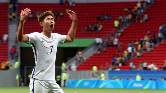 11일(한국시간) 브라질 브라질리아 마네 가린샤 스타디움에서 열린 리우올림픽 남자축구 대한민국과 멕시코의 C조 예선 최종경기를 마친 손흥민이 관중들을 향해 인사를 하고 있다. 뉴시스