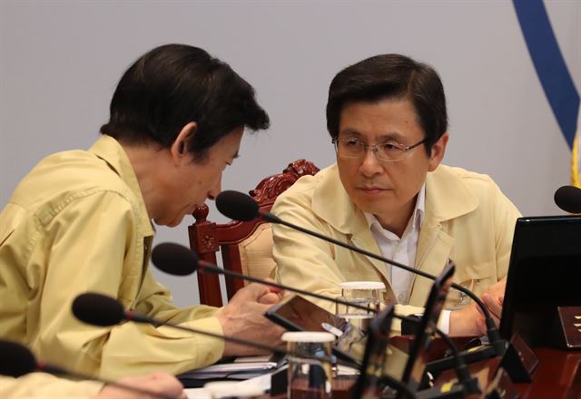 윤병세 외교부장관(왼쪽)이 황교안 국무총리와 22일 청와대-세종청사간 을지 국무회의에서 대화하고 있다. 연합뉴스