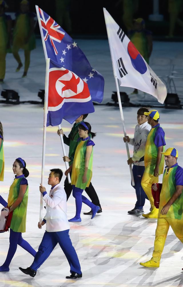 22일 브라질 리우데자네이루 마라카낭에서 열린 리우올림픽 폐막식에서 한국 기수인 김현우(오른쪽 뒤)와 북한 기수 윤원철이 나란히 입장하고 있다. 리우데자네이루=연합뉴스