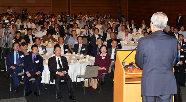 22일 오전 서울 중구 대한상공회의소 국제회의장에서 열린 김종인 더불어민주당 비대위 대표 초청 CEO 조찬간담회에서 박용만 대한상의 회장, 현정은 현대그룹 회장 등 참석자들이 김종인 대표의 강연을 경청하고 있다. 뉴스1