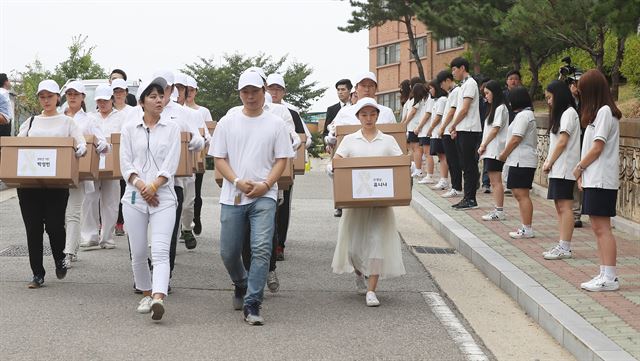 20일 세월호 유가족과 자원봉사자들이 경기 안산시 단원고 2학년생들을 기리는 기억교실을 이전하기 위해 유품 등을 옮기고 있다. 안산=연합뉴스