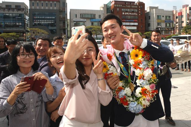 올림픽 양궁 2관왕 구본찬 선수가 고향인 경주에 금의환향해 시민들과 셀카를 찍고 있다. 경주시 제공.