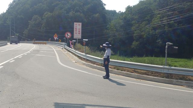 경북 안동시 풍산읍 상리리 국도 34호선 상리교 앞에서 마을 주민이 교통사고 위험 지역을 설명하고 있다. 풍산읍사무소 제공