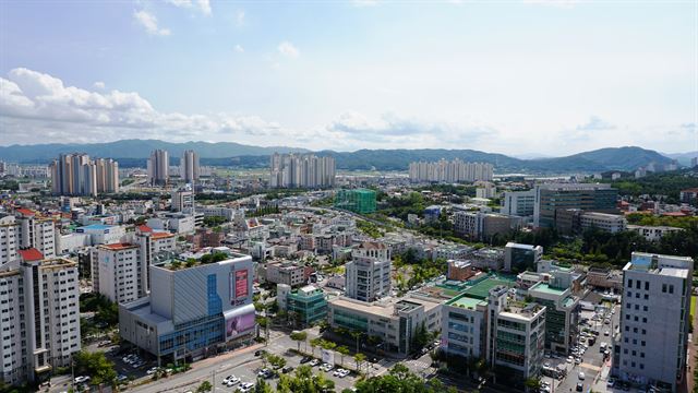 포항시청에서 내려다 본 포항시가지 전경. 인구 52만 명의 포항시가 80만 명에 달하는 장래인구를 설정하고 도시계획에 나서 논란이 일고 있다. 김정혜기자 kjh@hankookilbo.com