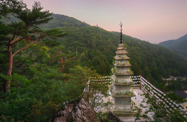 태백산 정암사 수마노탑은 보기 드문 모전탑으로 탑 아래에 부처님의 진신사리가 모셔졌다는 것이 더욱 신비롭다.