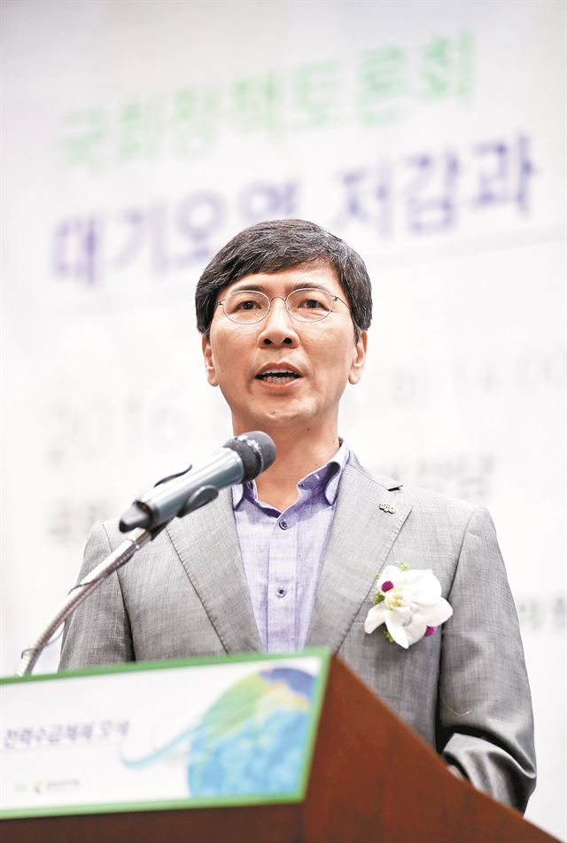 안희정 충남지사가 23일 오전 국회 헌정기념관에서 열린 '대기오염 저감과 새로운 전력수급체제 모색' 국회정책토론회에서 환영사를 하고 있다. 연합뉴스