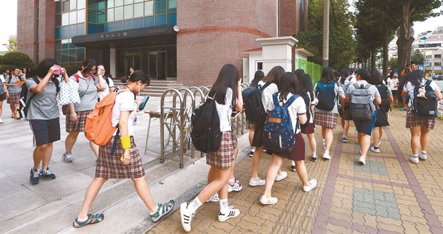 집단식중독 의심증세로 단축수업이 결정된 서울 은평구의 한 고등학교에서 23일 오후 학생들이 일찍 하교하고 있다. 교육부는 22일 하루에만 서울과 경북, 부산, 대구의 고등학교 5곳에서 727명이 학교 급식을 먹은 뒤 식중독 의심증세를 보인 것으로 파악했다. 뉴스1