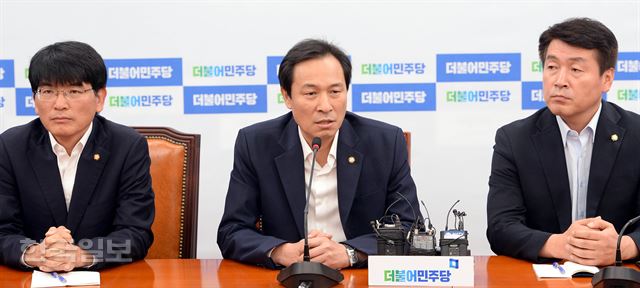 우상호(가운데) 더불어민주당 원내대표가 23일 여의도 국회에서 열린 원내대책회의에 참석해 변재일 정책위의장과 자료를 살피고 있다. 배우한기자 bwh310@hankookilbo.com