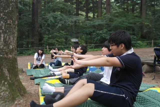 산림청이 중학교 자유학기제 전면시행에 따라 제공하고 있는 산림교육에 참가한 학생들이 숲속에서 스트레스를 풀고 있다. 산림청 제공