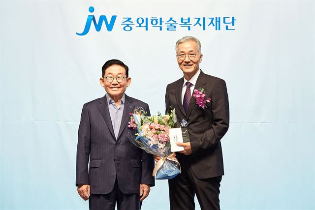 23일 서울 소공동 웨스틴조선호텔에서 열린 제4회 성천상 시상식에서 수상자인 김인권(오른쪽) 여수애양병원 명예원장과 이종호 중외학술복지재단 이사장(JW그룹 명예회장)이 기념사진을 찍고 있다. JW홀딩스 제공