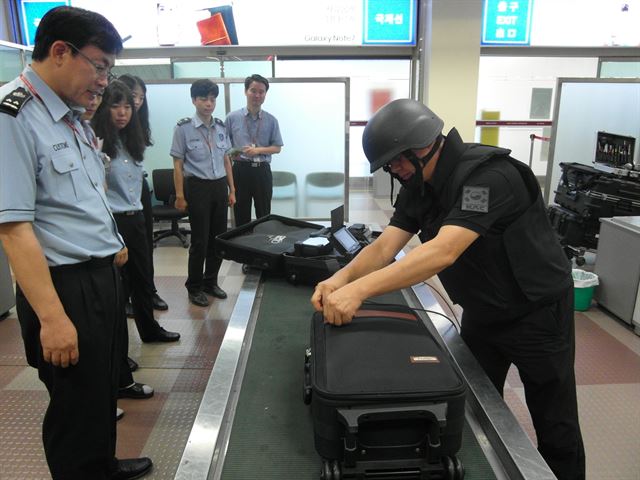 을지훈련연습 기간인 24일 대구국제공항에서 대구본부세관과 공항 폭발물처리반(EOD) 관계자들이 합동으로 테러물품 적발 모의훈련을 하고 있다. 대구세관 제공