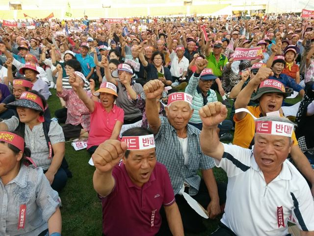 24일 경북 김천 김천종합운동장에서 열린 고고도미사일방어체계(THAADㆍ사드) 반대 범 김천시민 궐기대회에서 시민들이 사드반대를 외치고 있다. 김천=추종호기자 choo@hankookilbo.com/2016-08-24(한국일보)