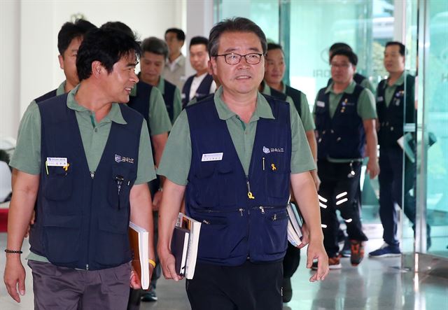 지난 10일 현대자동차 울산공장에서 박유기 노조위원장이 임금협상이 열리는 아반떼룸으로 향하고 있다. 울산=연합뉴스