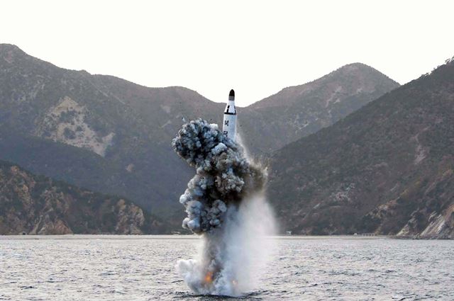 북한이 24일 동해에서 잠수함탄도미사일(SLBM) 1발을 시험 발사했다. 사진은 지난 4월 SLBM 발사 장면. 연합뉴스