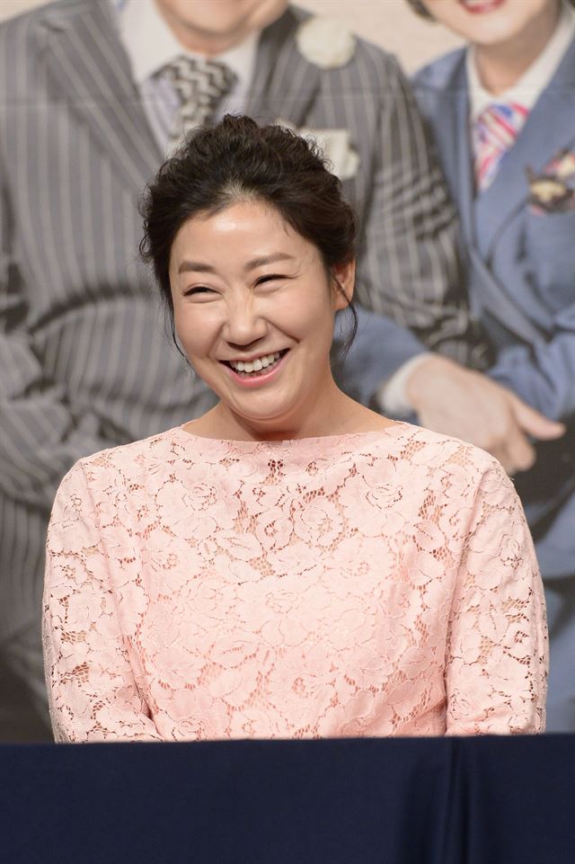 배우 라미란이 25일 서울 영등포구 한 호텔에서 열린 KBS2 새 주말극 ‘월계수 양복점 신사들’ 제작발표회에 참석해 활짝 웃고 있다. KBS 제공