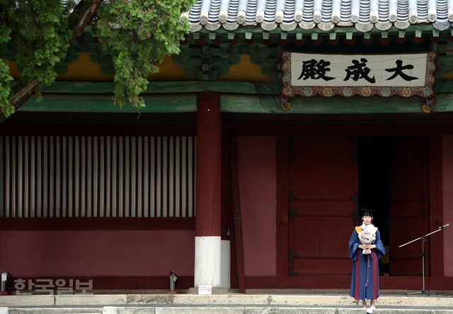 한 졸업생이 고유례(告由禮)를 올린 후대성전 앞에서 기념촬영을 하고 있다.