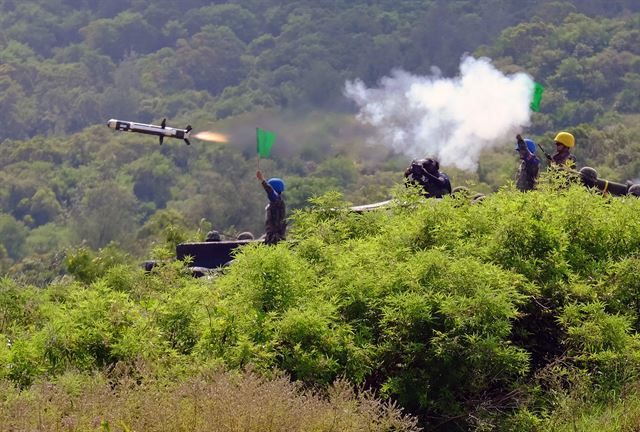 대만 핑둥에서 25일(현지시간) 연례 최대 규모 군사훈련인 한광훈련이 열리고 있다. AFP 연합뉴스