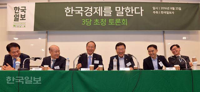 25일 한국일보 주최로 대한상의 중회의실에서 열린 3당초청 토론회. 왼쪽부터 한국일보 이성철부국장,건국대 김원식교수,더불어민주당 최운열 정책위부의장, 새누리당 김종석 여위도 연구원장. 국민의당 채이배 제3정책조정위원장.한성대 김상조교수 신상순 선임기자ssshin@hankookilbo.com