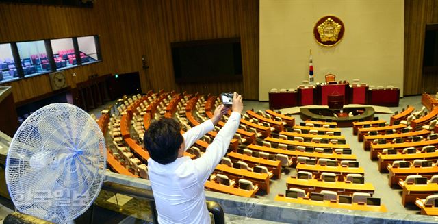 여야가 25일 추가경정예산안 처리에 합의함에 따라 오는 30일 국회 본회의에서 통과될 전망이다. 23일 오후 비어있는 국회 본회의장에서 방청객이 기념사진을 찍고 있다. 배우한 기자 bwh310@hankookilbo.com