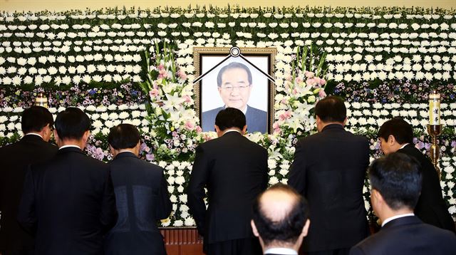 신동빈 롯데 회장이 27일 서울 풍납동 서울아산병원 장례식장에 마련된 고(故) 이인원 롯데 부회장의 빈소를 찾아 조의를 표하고 있다. 사진공동취재단