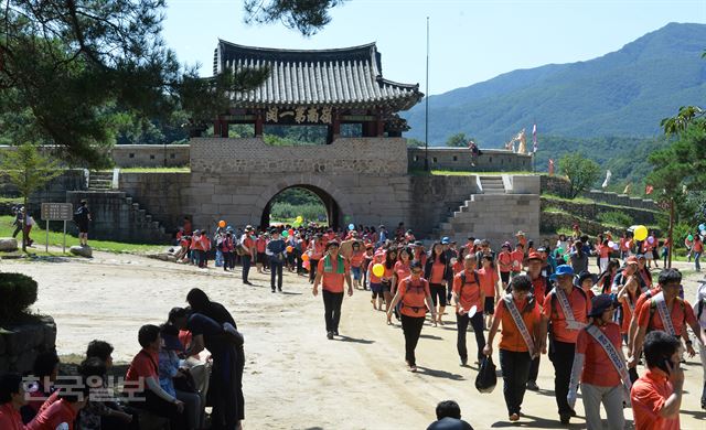 /27일 경북 문경새재에서 대구한국일보사 주최로 열린 ‘2016 문경새재 맨발페스티벌’에서 참가자들이 ‘영남제일관’을 지나고 있다. 신상순 선임기자 ssshin@hankookilbo.com