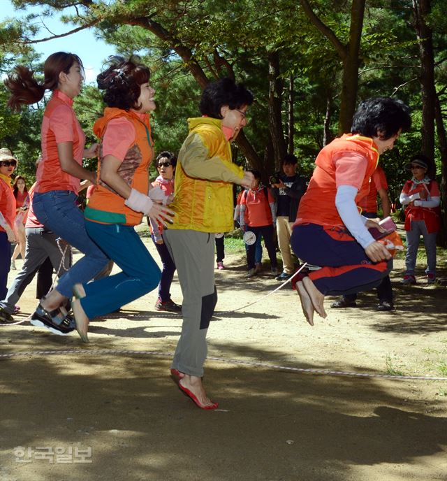 /27일 경북 문경새재에서 대구한국일보사 주최로 열린 ‘2016 문경새재 맨발페스티벌’에서 참가자 들이 맨발줄넘기를 하고 있다. 신상순 선임기자 ssshin@hankookilbo.com