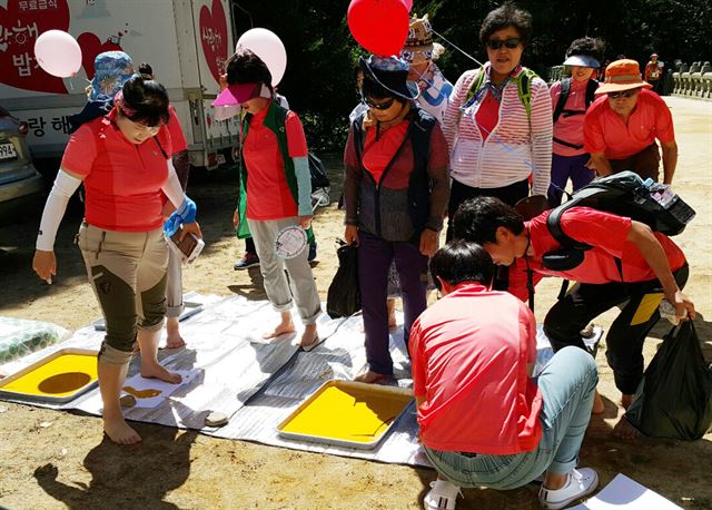 27일 경북 문경새재에서 대구한국일보사 주최로 열린 ‘2016 문경새재 맨발페스티벌’에서 참가자들이 황토스탬프를 찍고 있다. 윤희정기자 yooni@hankookilbo.com/2016-08-28(한국일보)