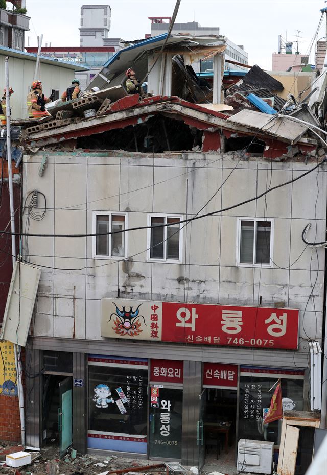 28일 오전 11시50분쯤 경남 진주시 장대동 한 3층 건물 지붕이 무너져 작업 인부들이 매몰된 현장에서 119구조대가 구조작업을 펼치고 있다. 진주=연합뉴스