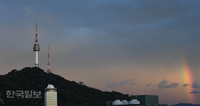 비가 그친 28일 오후 서울 남산N타워 옆으로 무지개가 떠 눈길을 끌고 있다. 서재훈기자