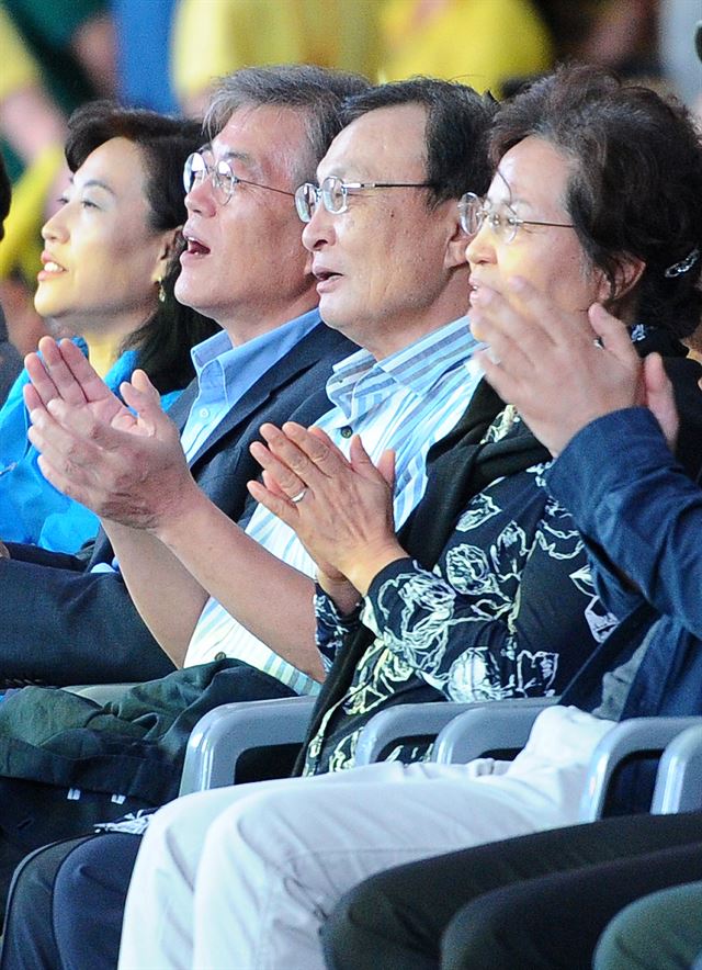 27일 고 노무현 전 대통령 탄생 70주년을 기념하기 위해 경남 김해 봉하마을에서 열린 ‘봉하음악회’에 서 문재인(왼쪽 두번째 부터) 더불어민주당 전 대표, 이해찬 의원, 권양숙 여사가 생일 축하 노래를 부르고 있다. 뉴스1