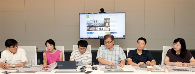 한국일보 독자권익위원회 8월 회의가 17일 오전 한국일보사 18층 대회의실에 열리고 있다. 왼쪽부터 이계성 논설실장, 배수정, 진성록 위원, 강남준 위원장, 허윤, 윤양미 위원. /배우한기자bwh3140@hamkookilbo.com