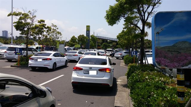 인구와 관광객 증가 등으로 제주도의 체류인원이 늘면서 자동차 이용도가 크게 높아져 교통체증이 갈수록 심각해지고 있다. 사진은 제주공항 내 주차장.