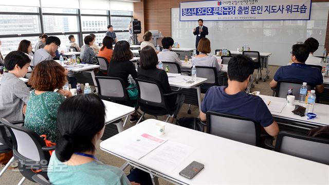 조동성 한국청소년어문진흥회 이사장이 28일 한국일보 사옥 16층에서 열린 ‘청소년 오디오 문학극장’ 출범 문인 워크숍에서 프로그램에 대해 설명하고 있다. 고영권 기자youngkoh@hankookilbo.com