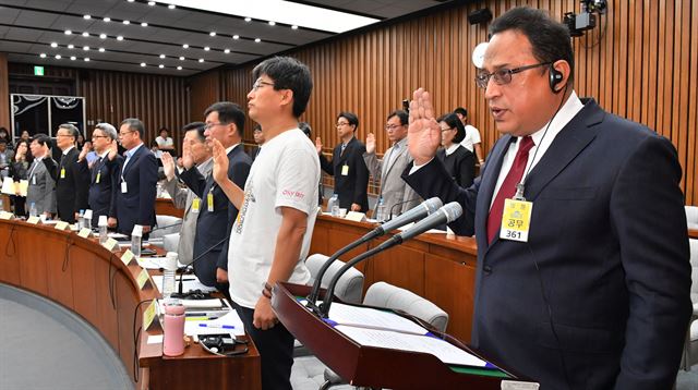 [저작권 한국일보] 아타 샤프달 옥시 대표(오른쪽)가 29일 오전 국회에서 열린 '가습기 살균제 사고 진상규명과 피해구제 및 재발방지 대책 마련을 위한 국정조사 특별위원회' 청문회에 출석해 증인을 대표해 선서를 하고 있다. 오대근기자 inliner@hankookilbo.com